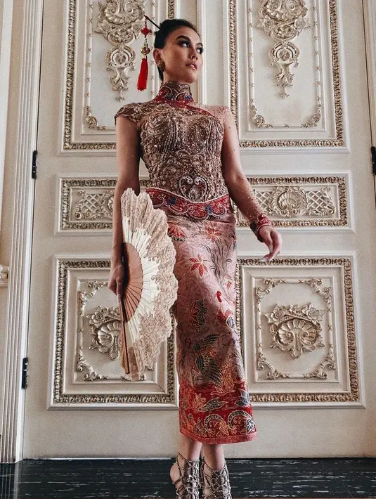 Gaya rambut sanggul dengan tusuk konde khas Tiongkok seperti Agnez Mo sangat cocok dikenakan saat Imlek. Disesuaikan dengan busananya. [@agnezmo]
