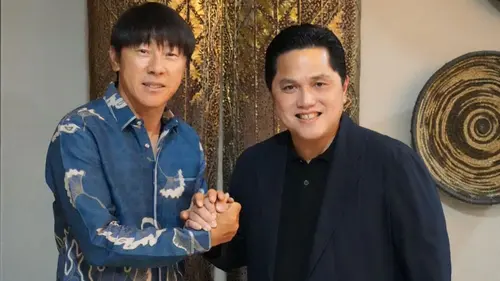 Ketua PSSI, Erick Thohir, bersama pelatih Timnas Indonesia, Shin Tae-yong.