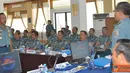 Citizen6, Surabaya: Selain ribuan prajurit Kobangdikal, tampak hadir pula Wadan Kobangdikal Brigjen TNI Marinir P. Verry Kunto.G, Komandan Kodikopsla Laksma TNI Yayat Achmad Hadirat, serta pejabat Kobangdikal lainnya. (Pengirim: Penkobangdikal)