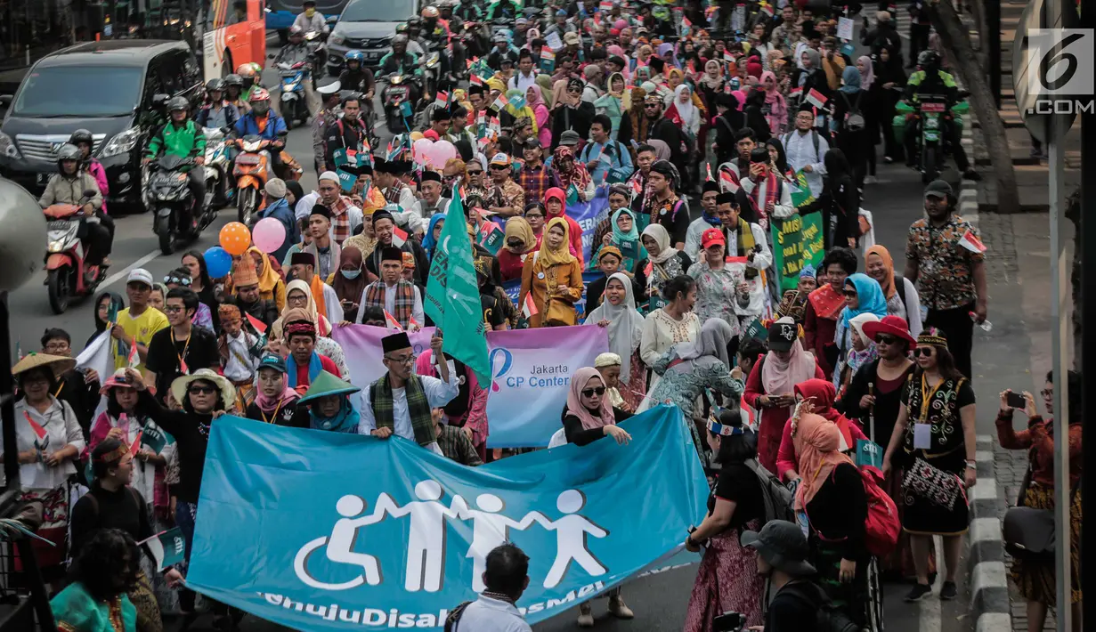 Sejumlah penyandang disabilitas mengikuti pawai budaya di kawasan MH Thamrin, Jakarta, Selasa (27/8/2019). Kegiatan bertema “Menuju Disabilitas Merdeka” tersebut menuntut pemerintah Indonesia untuk tidak melakukan diskriminasi terhadap mereka. (Liputan6.com/Faizal Fanani)