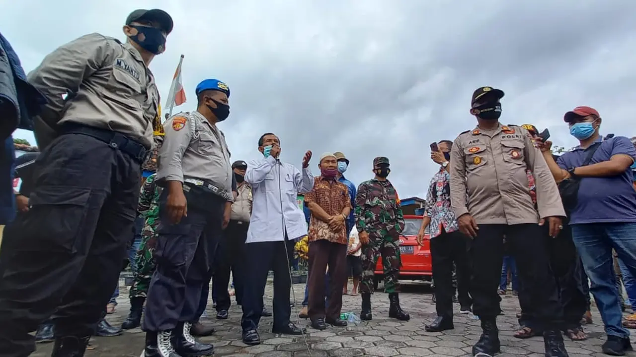 Warga Rejosari, Kapanewon Semin, Gunungkidul berdemonstrasi menuntut Pak Lurah mundur karena dugaan perselingkuhan dengan warganya sendiri. (Foto: Liputan6.com/Hendro Ary Wibowo)