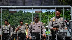Aparat kepolisian melakukan penjagaan ketat di pintu masuk dermaga Lapas Nusakambangan, Cilacap, Senin (27/4/2015). Menjelang eksekusi mati terpidana narkoba, penjagaan di Dermaga Wijayapura mulai diperketat. (Liputan6.com/Yoppy Renato)