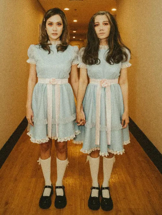 BCL tampaknya tak pernah absen merayakan Halloween. Kali ini, ia memilih kostum dari film The Shining, mengenakan dress selutut berwarna biru dengan detail pita pink di bagian pinggang, kaus kaki putih tinggi, dan pantofel hitam. [Foto: Instagram/bclsinclair]