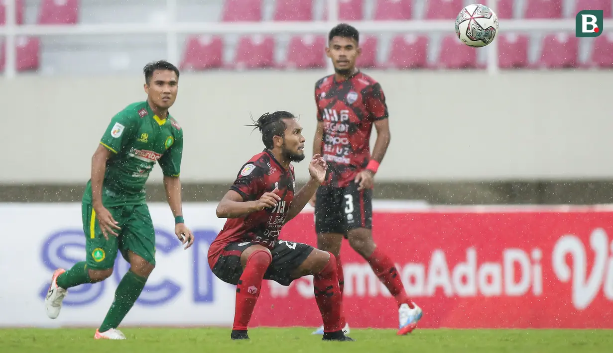 Pemain PSG Pati, Ichsan Kurniawan (tengah) berusaha mengontrol bola saat menghadapi Hizbul Wathan FC dalam laga matchday ke-10 Grup C Liga 2 2021/2022 di Stadion Manahan, Solo, Selasa (30/11/2021). (Bola.com/Bagaskara Lazuardi)