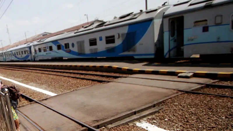 Jasad Perempuan Cantik Tergeletak di Tepi Rel Kereta Api