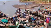 Sejumlah perahu nelayan di kawasan Tempat Pelelangan Ikan Munjungagung, Larangan, Tegal, Jateng. Ratusan perahu kesulitan memasuki lokasi karena terjadinya sedimentasi di muara sungai.(Antara)