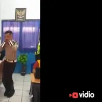 Tengah beristirahat tugas, polisi ini hibur rekan-rekannya sambil joget Sambalado milik Ayu Ting Ting. Gayanya kocak abis, hihihi.
