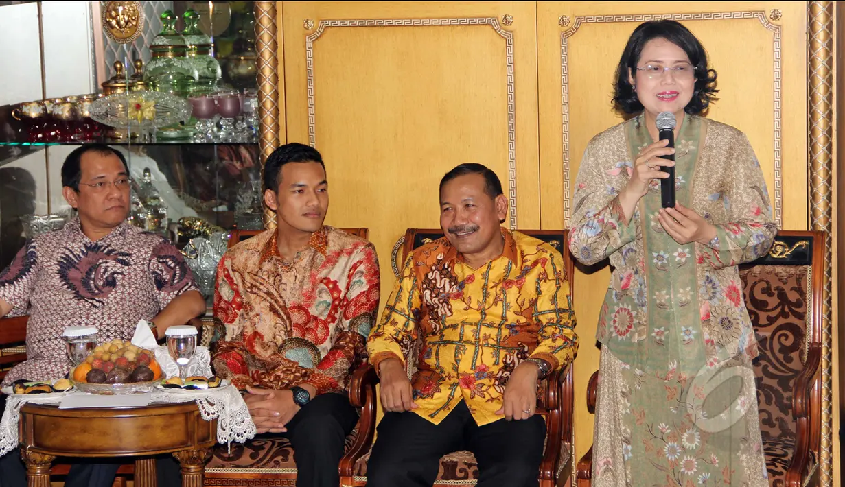 Istri Wakapolri Badrodin Haiti memberikan sambutan kepada anggota Komisi III DPR RI yang berkunjung ke rumahnya jelang fit dan propertes calon Kapolri di kawasan Jagakarsa, Jakarta, Rabu (15/4/2015). (Liputan6.com/Helmi Afandi)