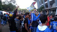 Ratusan Aremania Jabotabek menyambut suporter Semen Padang dan Mitra Kukar di final Piala Jenderal Sudirman.