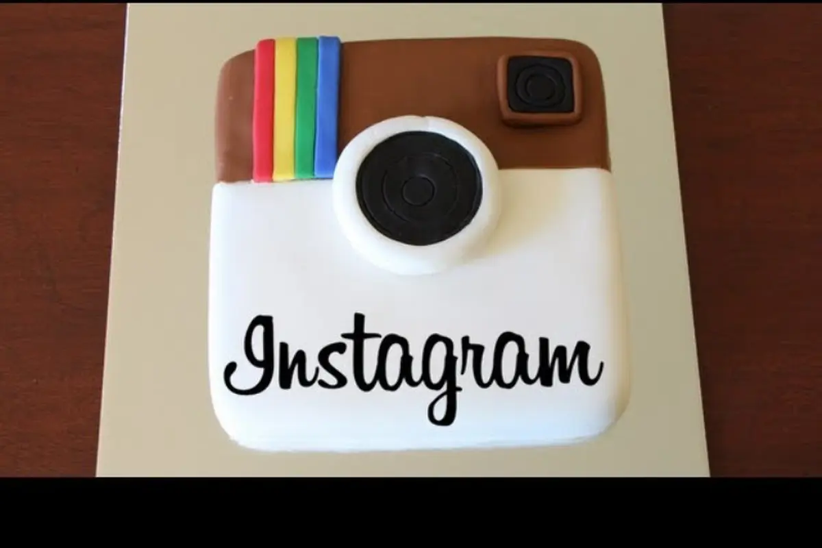 Buat Kue Kece Bentuk Instagram Untuk Rekan yang Ultah Hari Ini