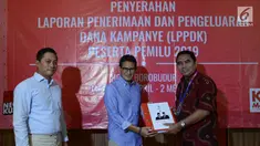 Cawapres nomor urut 02 Sandiaga Uno (tengah) menyerahkan Laporan Penerimaan dan Pengeluaran Dana Kampanye (LPPDK) Pilpres 2019 kepada petugas KPU di Jakarta, Kamis (2/5/2019). Sandiaga menemani Bendahara BPN Prabowo-Sandi, Thomas Djiwandono melaporakan LPPDK. (merdeka.com/Imam Buhori)