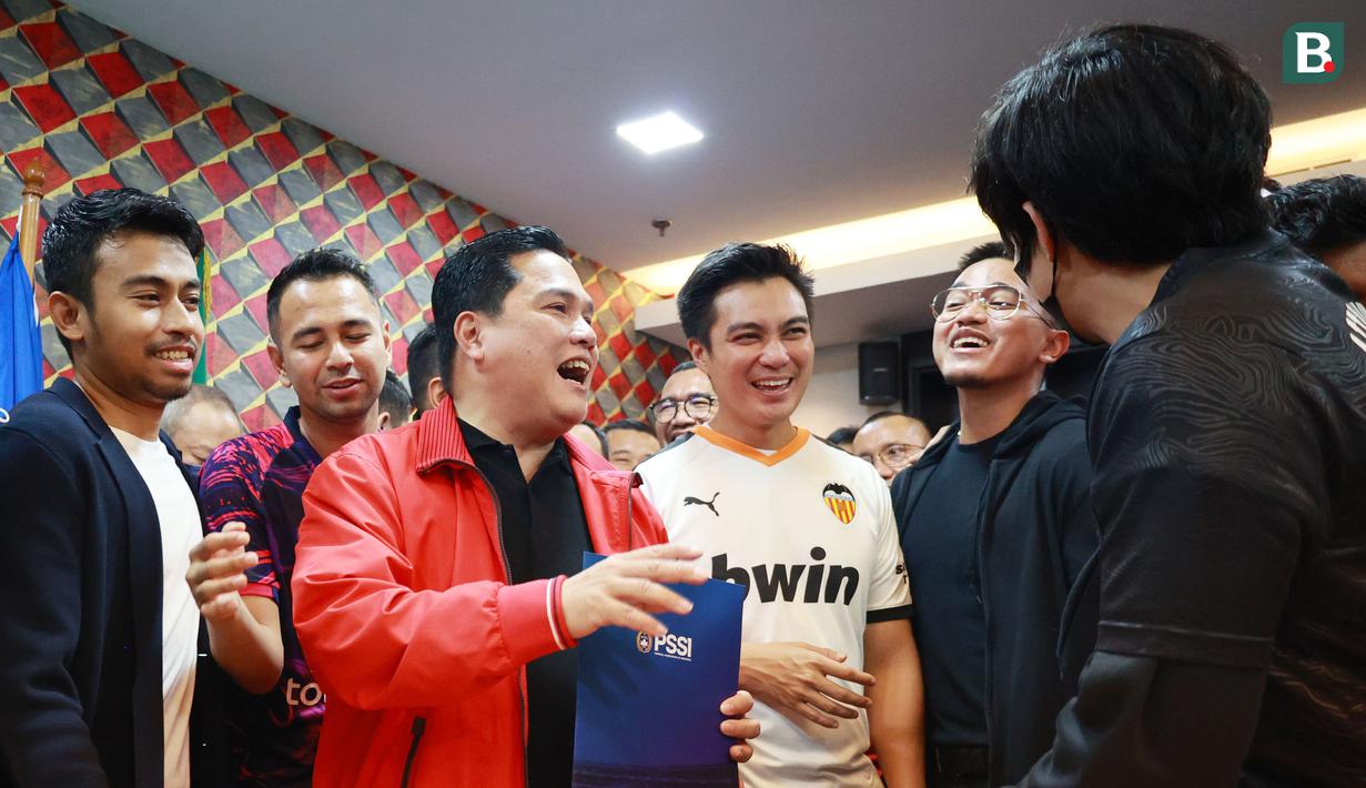 Menteri BUMN Erick Thohir didampingi Raffi Ahmad berbincang dengan Baim Wong dan Kaesang Pangarep setelah mengembalikan formulir kesediaan dicalonkan menjadi Ketum PSSI ke Kantor PSSI yang berada di Lantai 6 GBK Arena, Jakarta Pusat, pada Minggu (15/1/2023). (Bola.com/M Iqbal Ichsan)