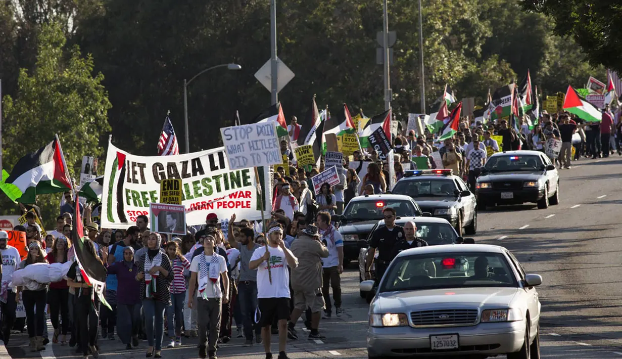 Ratusan pendukung Palestina berbaris di Wilshire Boulevard, Los Angeles, Kalifornia, (20/7/2014), untuk memprotes aksi militer Israel di jalur Gaza. (REUTERS/Jonathan Alcorn)