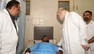 Vishwashkumar Ramesh, seorang pria Inggris, menjadi satu-satunya penumpang yang selamat dari kecelakaan pesawat Air India AI171&nbsp;di Ahmedabad, Kamis (2/6/2025). (X/Amit Shah)