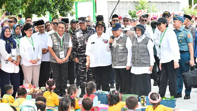 Wakil Presiden Republik Indonesia Ma’ruf Amin memimpin penanaman pohon di Kecamatan Tanara, Kabupaten Serang, Provinsi Banten, Minggu 14 Januari 2024