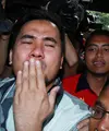 Tiba di Polsek, setelah keluar dari mobil, sehabis menjalani pemeriksaan di BNN, Saipul Jamil, melakukan 'cium jauh' alias 'kiss bye' ke arah wartawan. (Deki Prayoga/Bintang.com)
