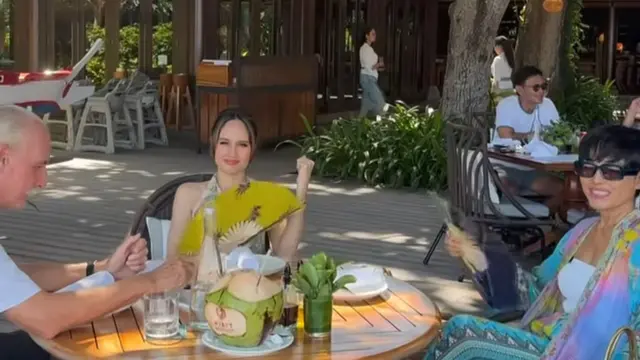 Cinta Laura saat makan bersama Orangtua di Bali. [@claurakiehl]