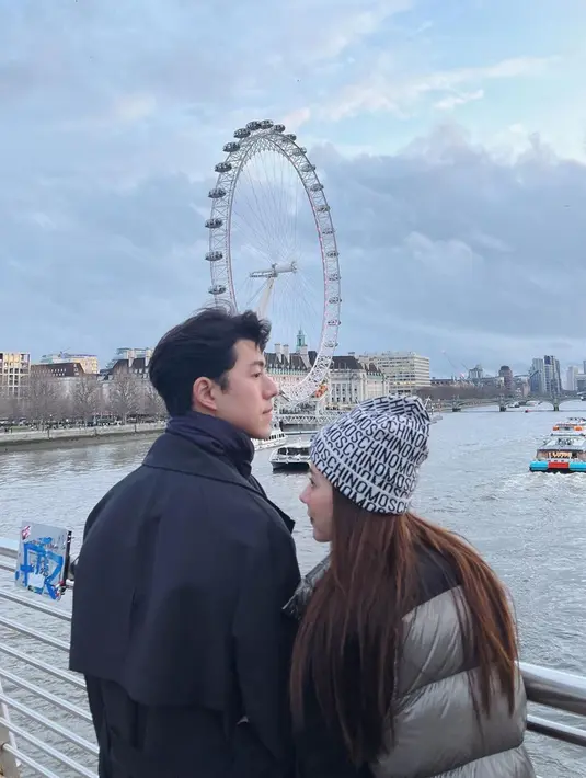 Dengan latar pemandangan, Baifern terlihat merangkulkan tangannya ke lengan sang kekasih. Foto ini pula yang turut membuat banyak netizen merasa iri sekaligus gemas. (Liputan6.com/IG/@naphat_nine)