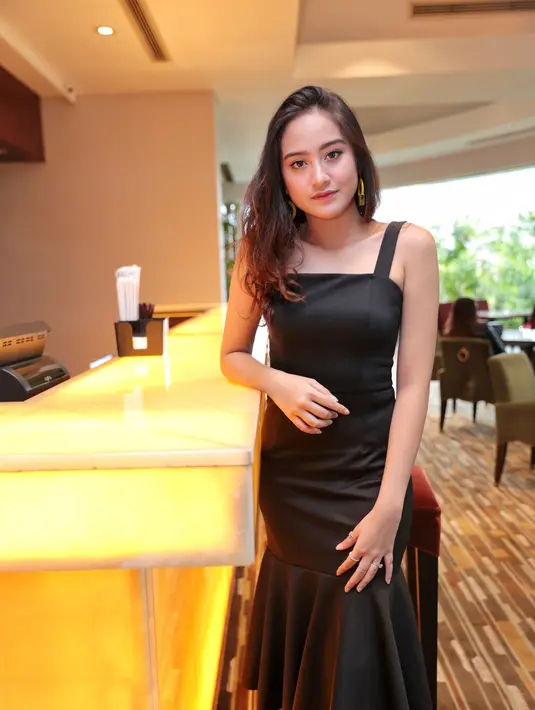 Perempuan yang akrab disapa Sasa ini mengaku sangat antusias bermain di film horror dan pertama kali menjadi pemeran utama. Meski pada awalnya ia dihantui perasaan bimbang antara ragu tapi mau. (Adrian Putra/Bintang.com)