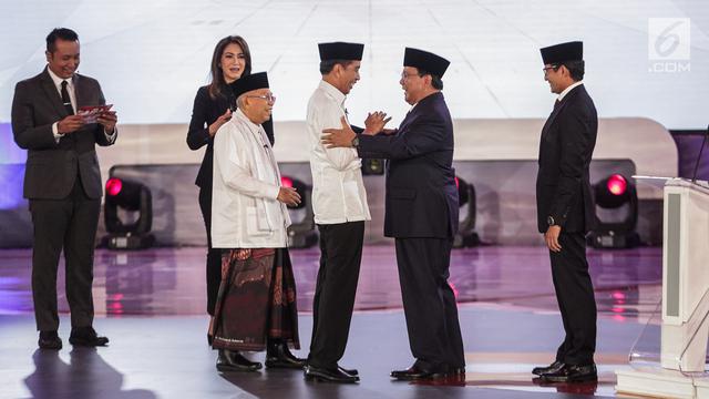 Peluk Hangat Jokowi - Prabowo Akhiri Debat Perdana Pilpres 2019