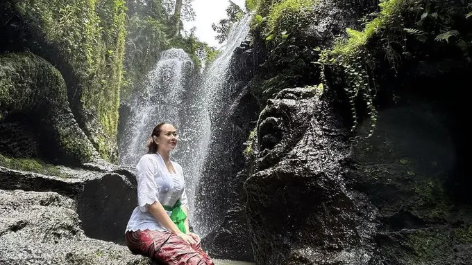 Potret Aura Kasih Kenakan Kebaya