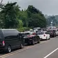 Kemacetan arus lalu lintas di Jalur Puncak, Bogor, Jawa Barat arah Jakarta pada H-1 Natal, Sabtu (24/12/2022). Polisi memberlakukan one way atau satu arah. (Liputan6.com/Achmad Sudarno)