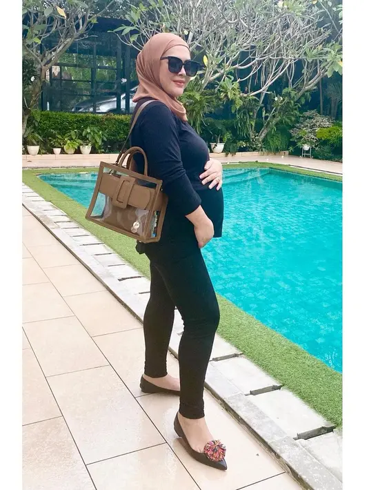 Saat mengumumkan kehamilannya, usia kandungan Aisyahrani saat itu menginjak 4 bulan. (FOTO: instagram.com/syh55)