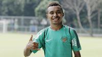 Pemain Timnas Indonesia, Todd Rivaldo Ferre, berpose usai latihan di Lapangan ABC Senayan, Jakarta, Kamis (22/2/2018). Latihan ini dilakukan untuk persiapan Piala AFF U-18 2018 dan Piala Asia U-19 2018. (Bola.com/M Iqbal Ichsan)