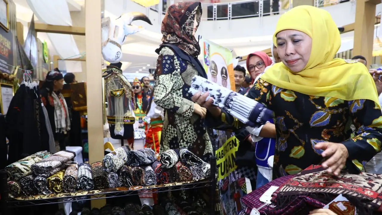 Khofifah saat membuka The 4th Kampoeng Kreasi Pameran Kreativitas dan Inovasi Desa di Surabaya. (Dian Kurniawan/Liputan6.com).