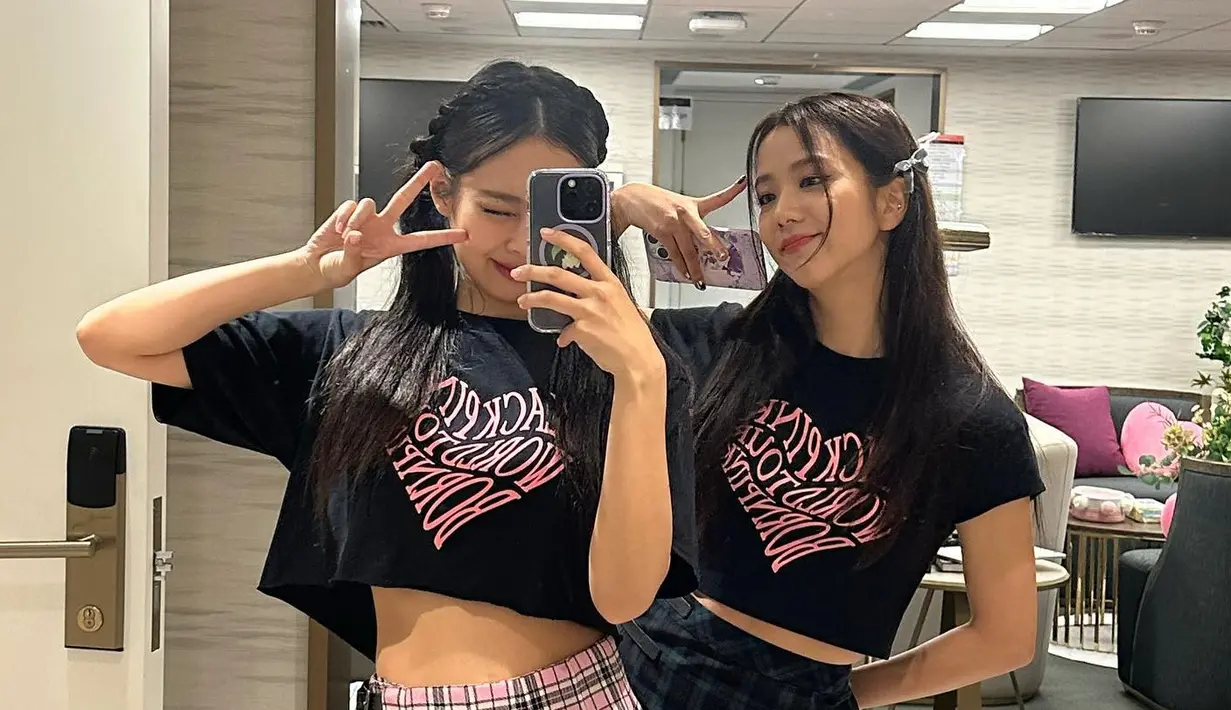 <p>Jennie dan Jisoo Blackpink kompak melakukan mirror selfie di belakang panggung. Mereka memakai salah satu kostum dalam konser Born Pink di Macau. (Foto: Jennie/ jennierubyjane)</p>