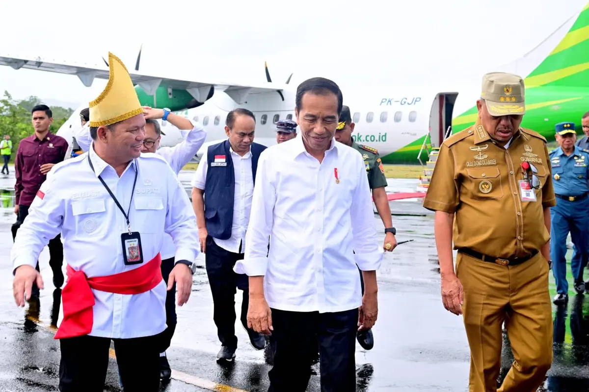 Presiden Joko Widodo didampingi Bupati Kepulauan Talaud Elly Engelbert Lasut (kiri) dan Gubernur Sulut Olly Dondokambey (kanan0 saat tiba di Bandar Udara Melonguane, Kamis (28/12/2023).