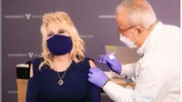 Dolly Parton saat menjalani vaksinasi Covid-19. (dok.Instagram @dollyparton/https://www.instagram.com/p/CL7me6sDRyA/Henry)