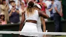 Petenis Simona Halep (kanan) memeluk Serena Williams usai mengalahkannya dalam pertandingan final tunggal putri Wimbledon 2019 di London, Inggris, Sabtu(13/7/2019). Petenis Rumania itu mengalahkan jagoan Amerika Serikat dua set langsung, 6-2 dan 6-2. (AP Photo/Tim Ireland)