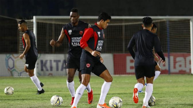 PSM saat uji lapangan di Stadion Sumpah Pemuda, Lampung, jelang melawan Badak Lampung FC. (Bola.com/Abdi Satria)