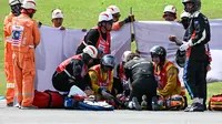Jack Miller sempat mendapat perawatan dari tim medis di trek pada balapan MotoGP Malaysia 2024. (MOHD RASFAN / AFP)