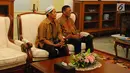 Dua pedagang yang tokonya dijarah perusuh aksi 22 Mei diundang oleh Presiden Joko Widodo (Jokowi) di Istana Merdeka, Jakarta, Jumat (24/5/2019). Pedagang Abdul dan Ismail ini mengalami kerugian setelah warung kopinya di Jl H Agus Salim dan di KH Wahid Hasyim dijarah massa (Liputan6.com/Angga Yuniar)