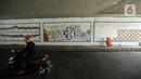 Selain itu, mural tersebut juga sengaja dibuat untuk menghindari coretan dan aksi vandalisme yang sebelumnya memenuhi kawasan itu sehingga terlihat kumuh. (Liputan6.com/Faizal Fanani)