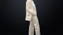 Dove Cameron juga hadir mengenakan set tweed blazer berwarna ivory. Dipadukan dengan kemeja putih menampilkan gaya lady boss yang simple tapi elegan.(Valentino)