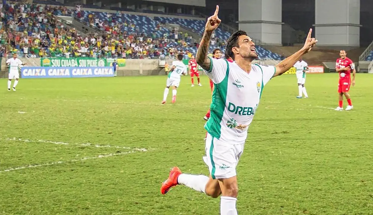 Pelatih Persib, Djadjang Nurdjaman, sudah melihat rekaman permainan Alex Willian. Juru taktik yang biasa disapa Djanur itu mengaku suka dengan permainan dari pemain yang sepanjang kariernya sudah mencetak 16 gol tersebut. (Instagram)
