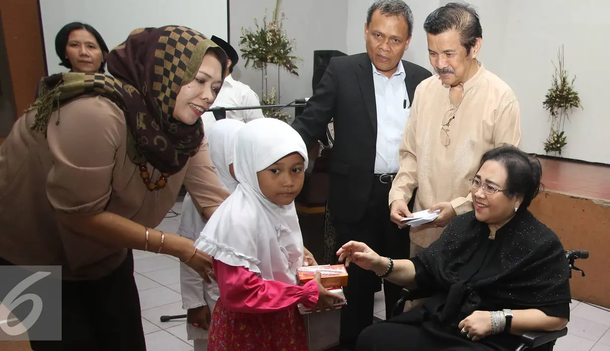 Ketua Dewan Pendiri Yayasan Pendidikan Soekarno Rachmawati Soekarnoputri memberikan santunan kepada anak yatim dalam acara buka puasa bersama di Kampus Universitas Bung Karno (UBK), Jakarta, Senin (6/6). (Liputan6.com/Immanuel Antonius)