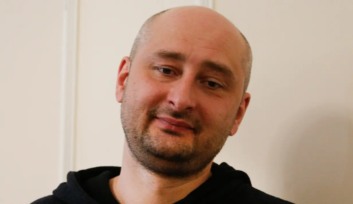 Wartawan terkemuka Rusia, Arkady Babchenko memberi keterangan dalam konferensi pers di Dinas Keamanan Ukraina, Rabu (30/5). Babchenko mengaku sudah diberitahu oleh Dinas Keamanan Ukraina sejak sebulan lalu bahwa dia adalah target plot. (AP/Efrem Lukatsky)