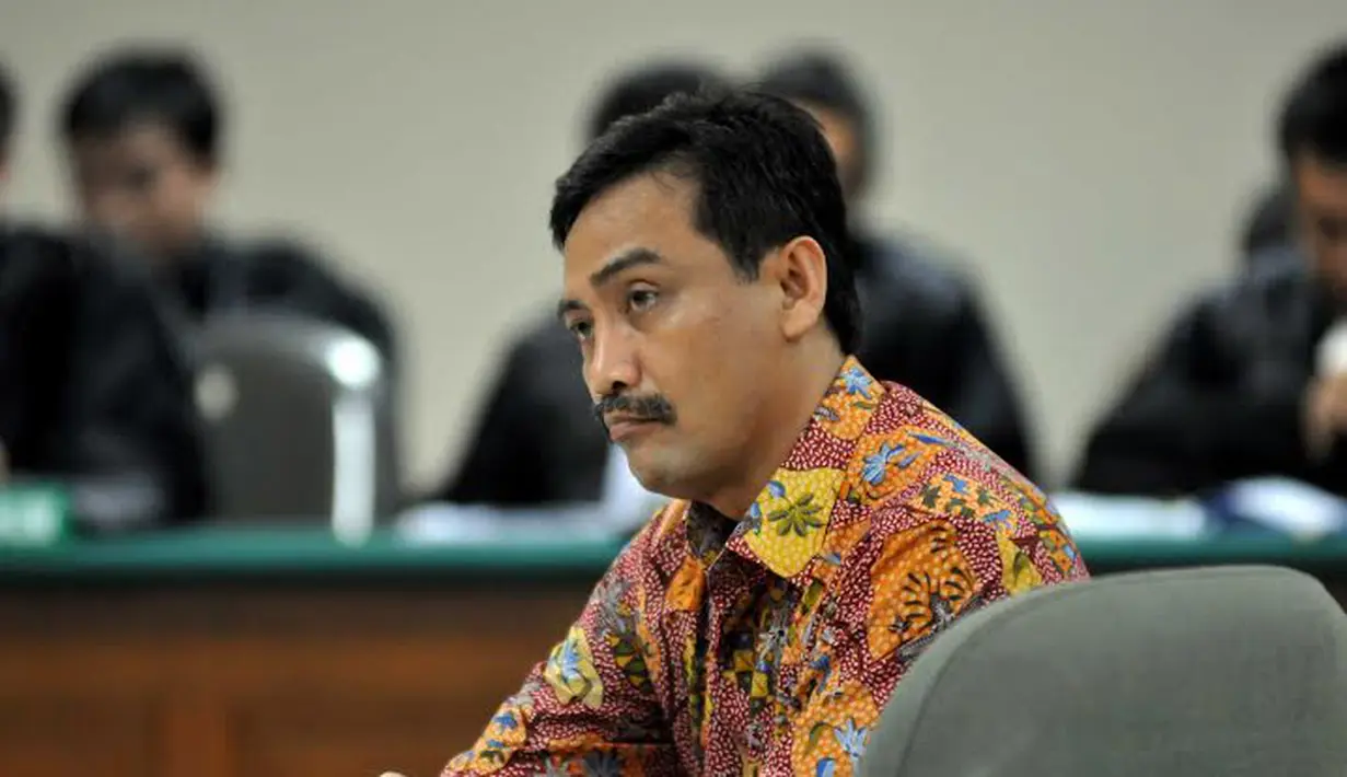 Andi tampak mendengarkan setiap kalimat jaksa penuntut. Andi didakwa   telah menerima suap Rp 4 miliar dan US$550.000 dalam kasus dugaan   korupsi proyek pusat olahraga Hambalang (Liputan6.com/Johan Tallo)