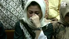 Istri Setya Novanto, Deisti Astriani menangis saat hadir di sidang perdana Setya Novanto.