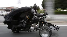 Seorang pria berkostum Batman telah membuat heboh kota Chiba di Jepang, (31/8/14). (REUTERS/Yuya Shino)