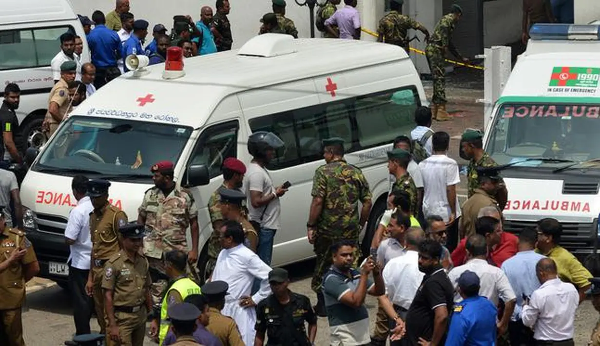 Ambulans terlihat di luar Gereja St Anthony's Shrine setelah ledakan di Kochchikade, Kolombo, Sri Lanka, Minggu (21/4). Seorang pejabat di rumah sakit Batticaloa mengatakan kepada AFP, lebih dari 300 orang telah dirawat setelah ledakan terjadi. (ISHARA S. KODIKARA/AFP)