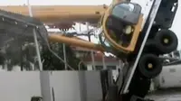 VIDEO: Crane Jatuh Timpa RS di Palembang Masih Diselidiki