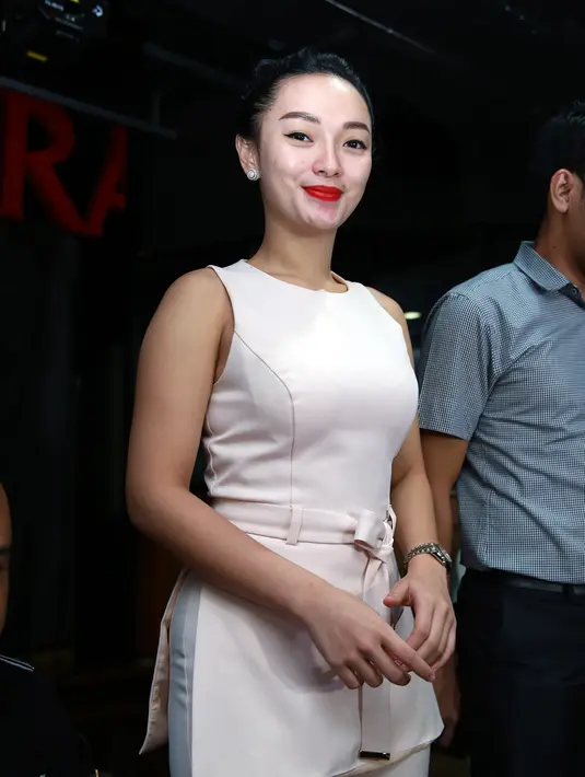 Perempuan 25 tahun ini juga mengaku kalau jika terbukti bersalah hina lambang negara, ia rela dipenjara. Ia juga berharap pengampunan dari rakyat Indonesia. (Deki Prayoga/Bintang.com)