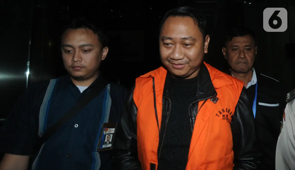 Bupati Lampung Utara Agung Ilmu Mangkunegara menuju mobil tahanan usai pemeriksaan di Gedung KPK, Jakarta, Selasa (8/10/2019). KPK menahan Agung usai ditetapkan sebagai tersangka dalam kasus dugaan suap proyek Dinas PUPR dan Dinas Perdagangan di Kabupaten Lampung Utara. (merdeka.com/Dwi Narwoko)