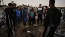 Warga Palestina yang mengungsi memeriksa kerusakan akibat serangan tentara Israel di kamp tenda mereka di Deir al-Balah, Jalur Gaza, Rabu 29 Oktober 2025. Sementara, Hamas menuduh Perdana Menteri Israel Netanyahu mencari-cari alasan untuk menarik diri dari kewajiban Israel berdasarkan perjanjian yang ditengahi AS. (AP Photo/Abdel Kareem Hana)
