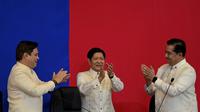 Ketua Senat Filipina Juan Miguel Zubiri (kiri); Presiden Filipina Ferdinand Marcos Jr (tengah), dan Ketua DPR Filipina Martin Romualdez saat acara di Quezon City, 24 Juli 2023. (AFP/Jam Sta Rosa)
